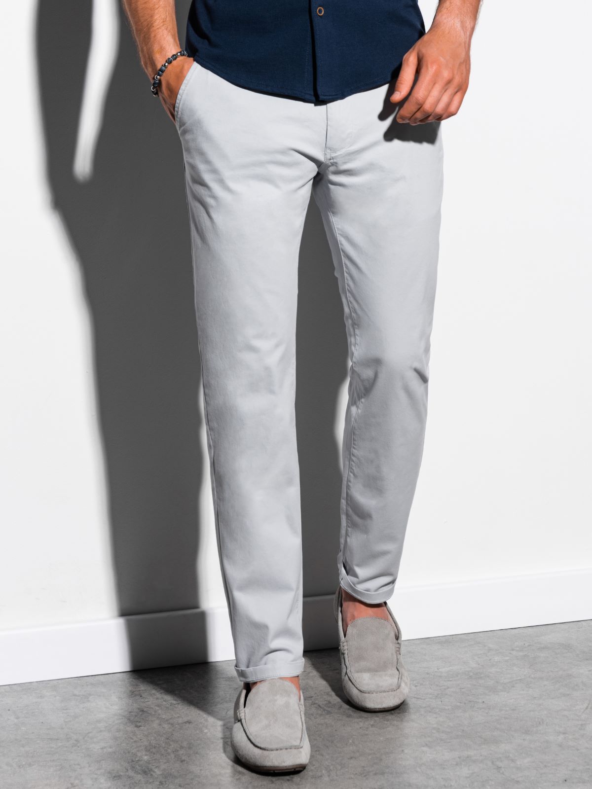 Pantaloni chino barbati P894 - gri deschis