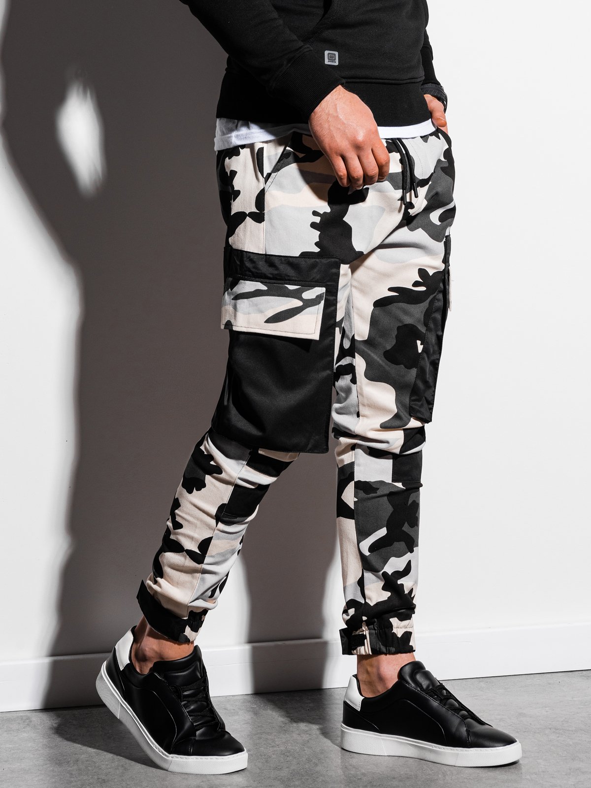 Pantaloni de jogging barbati P998 - camuflaj/negru