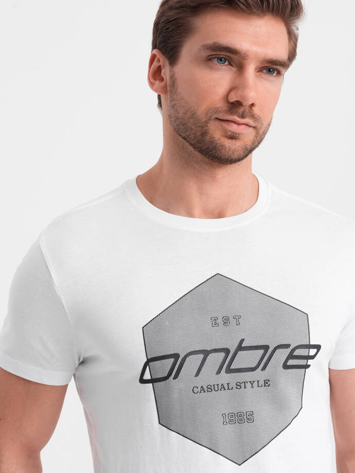 Tricou bărbătesc din bumbac cu imprimeu geometric și logo - alb V1 OM-TSPT-0141