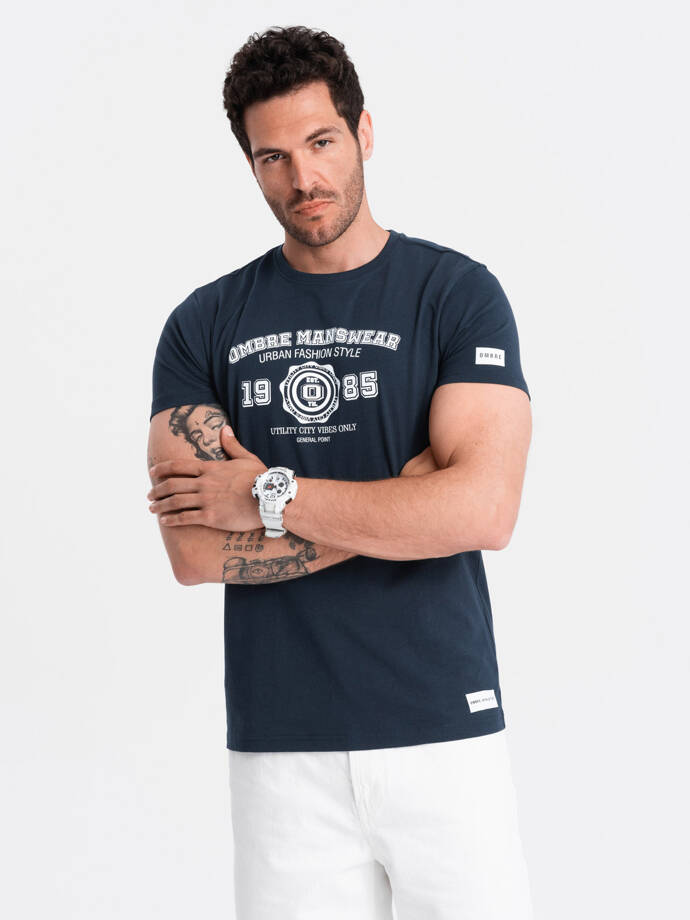 Tricou pentru bărbați cu imprimeu college - albastru marin V3 OM-TSPT-0137
